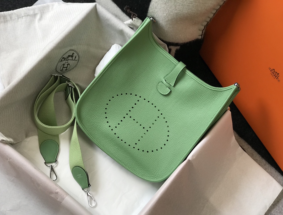 Hermes Evelyne III 29 PM Shoulder Bag In Kiwi Green Clemence Leather